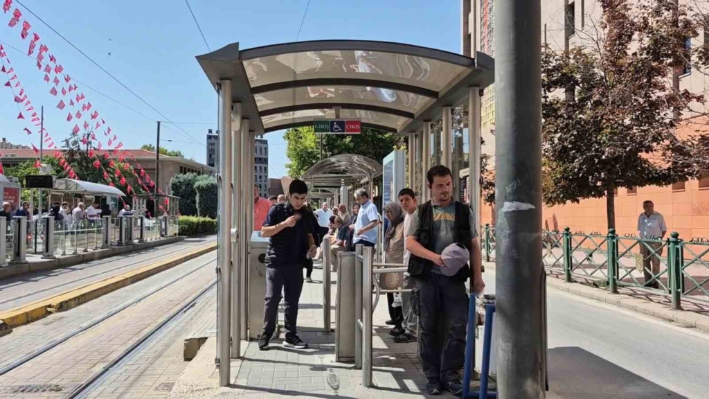 Tramvay durağındaki bıçaklı kavgada kendini savunan şüpheli: "Ben ablamın namusunu çöpte mi buldum"