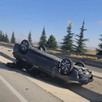 Refüje devrilen otomobilde beşi çocuk 8 kişi yaralandı