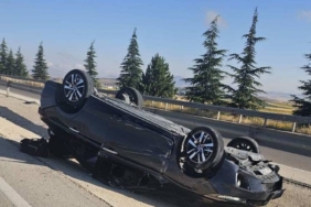 Refüje devrilen otomobilde beşi çocuk 8 kişi yaralandı