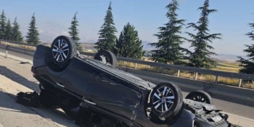 Refüje devrilen otomobilde beşi çocuk 8 kişi yaralandı