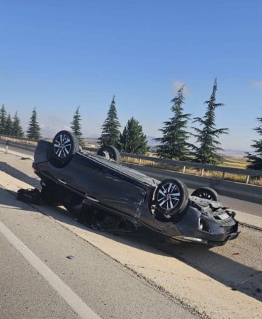 Refüje devrilen otomobilde beşi çocuk 8 kişi yaralandı