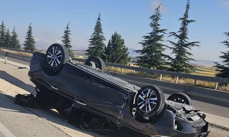 Refüje devrilen otomobilde beşi çocuk 8 kişi yaralandı