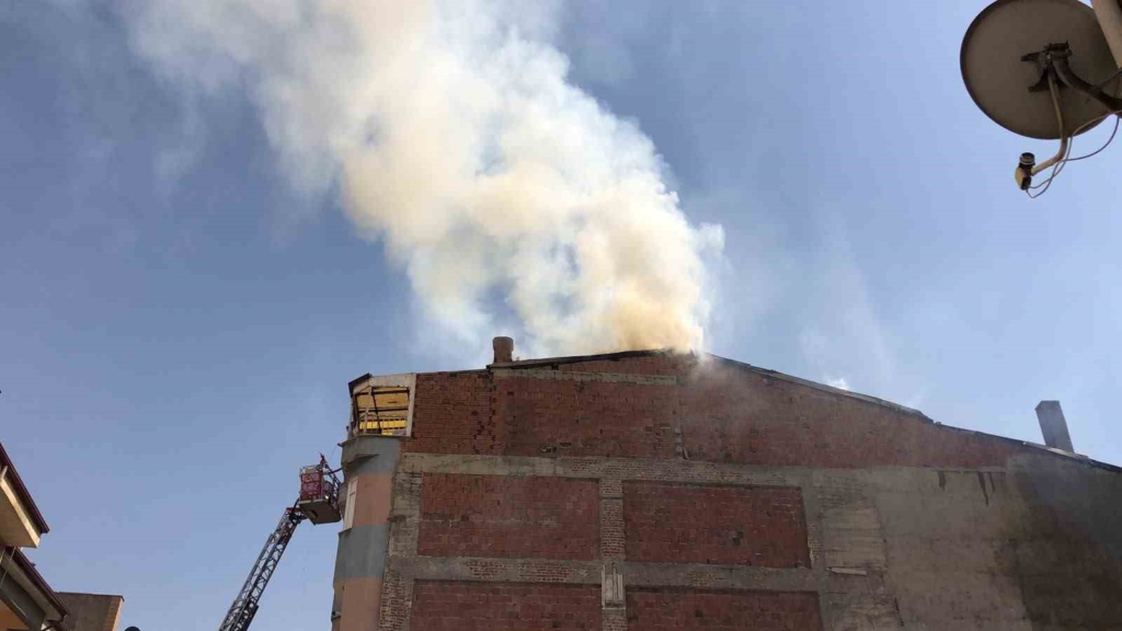 Elazığ’da 5 katlı binanın çatısında yangın: 1 kişi dumandan etkilendi