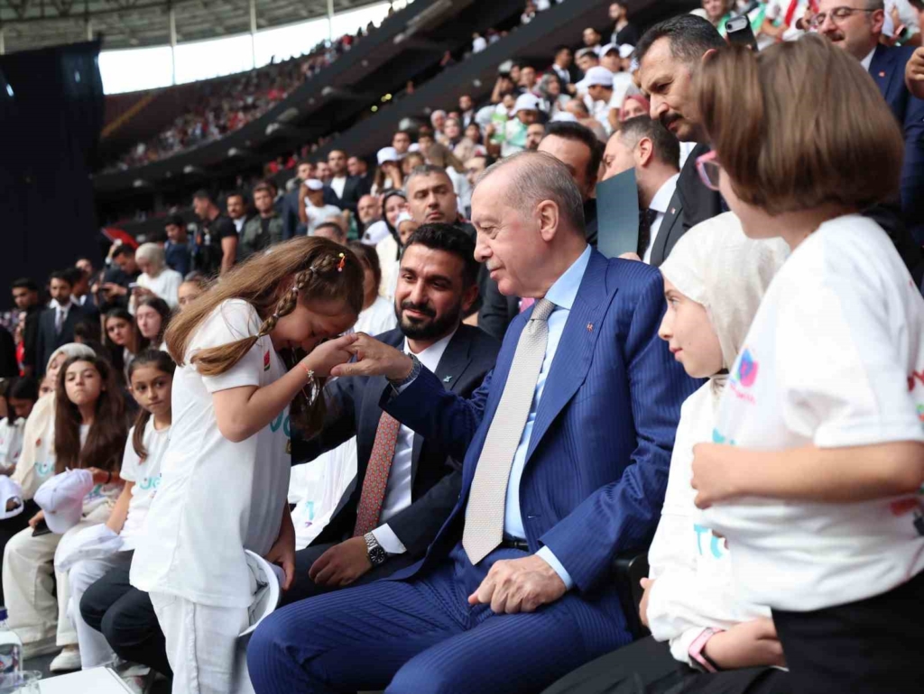 Cumhurbaşkanı Erdoğan: "Gençlerimizin en iyi şekilde yetişmeniz için tüm gücümüzle çalışıyoruz"