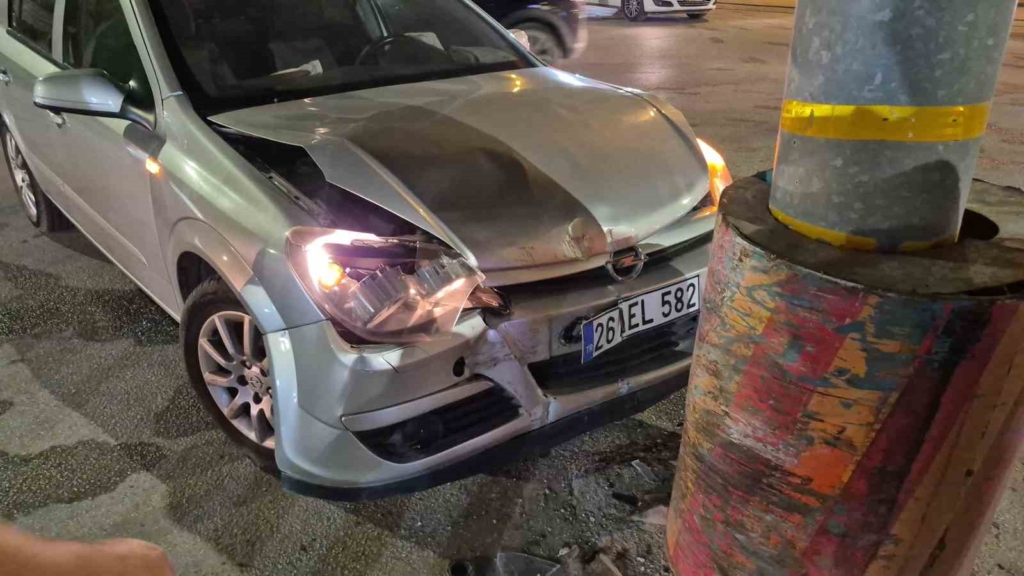 Kontrolden çıkan otomobil tramvay hattının direğine çarptı: 1 yaralı