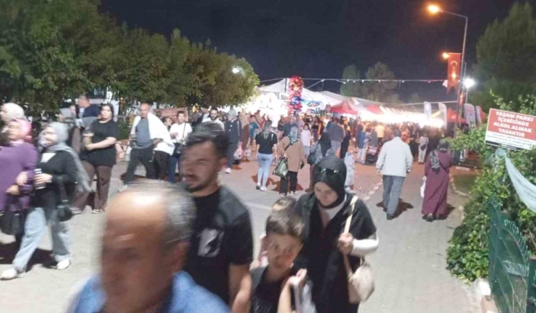 Gediz Tarhana Festivali’nin son gününde festival alanında insan seli
