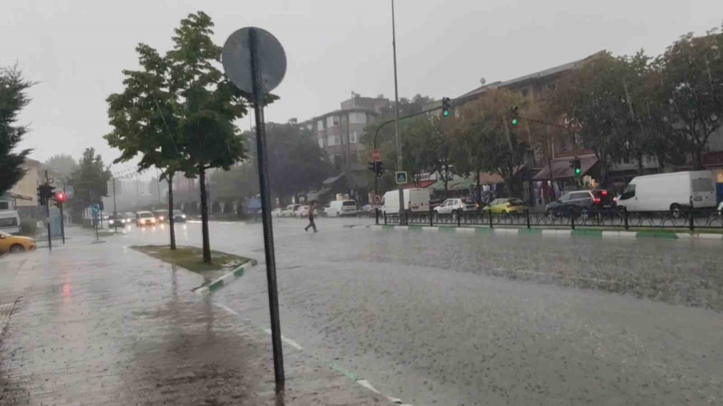 Bursa’da yollar göle döndü, vatandaşlar zor anlar yaşadı