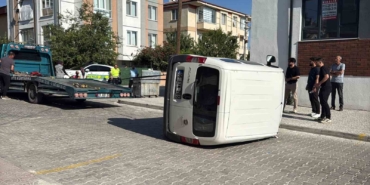 İki hafif ticari araç çarpıştı: 3 kişi yaralandı