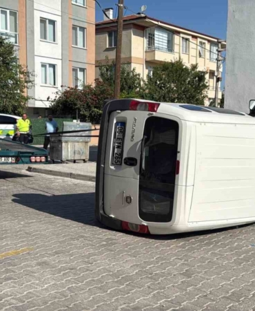 İki hafif ticari araç çarpıştı: 3 kişi yaralandı