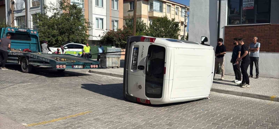 İki hafif ticari araç çarpıştı: 3 kişi yaralandı