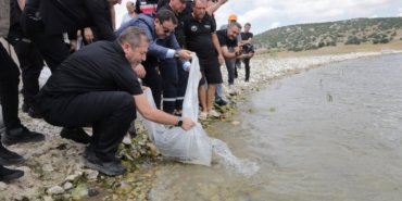 Kütahya’da Porsuk Barajı Göleti’ne 107 bin 500 balık yavrusu bırakıldı
