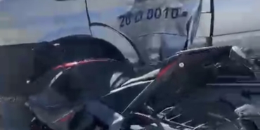 Dolmuşa yandan çarpan motosikletin sürücüsü yaralandı