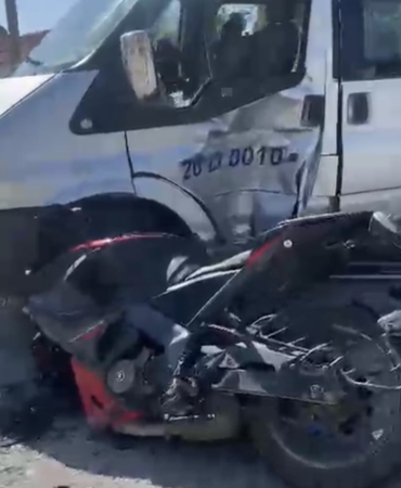 Dolmuşa yandan çarpan motosikletin sürücüsü yaralandı