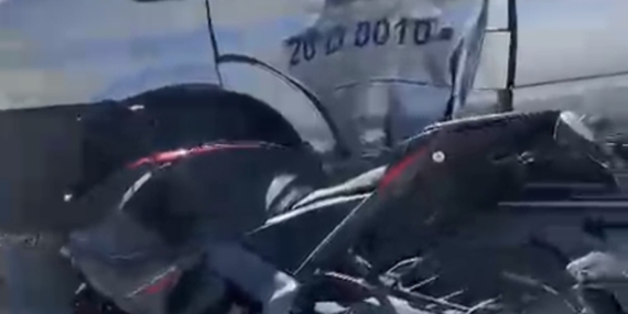 Dolmuşa yandan çarpan motosikletin sürücüsü yaralandı