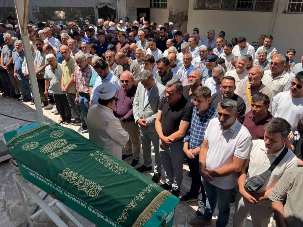 Manisa’daki feci kazada hayatını kaybeden 2 kişi defnedildi