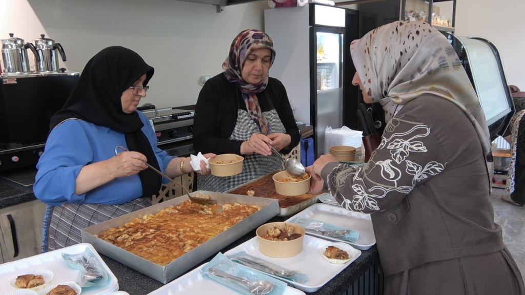 Evde oturmak yerine üretimi seçtiler: Yaptıkları ürünleri Türkiye’nin dört bir yanına gönderiyorlar