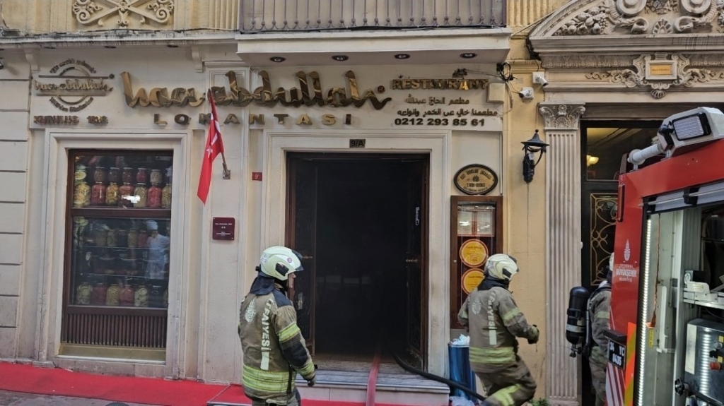 Beyoğlu İstiklal Caddesi’nde restoranda çıkan yangın söndürüldü