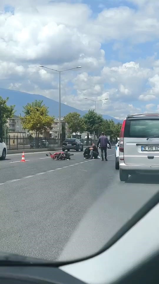 Bursa İnegöl’de otomobil motorsiklete çarptı:2 yaralı