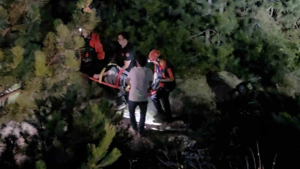 Kütahya’da otomobil ile motosiklet çarpışarak şarampole yuvarlandı: 5 yaralı