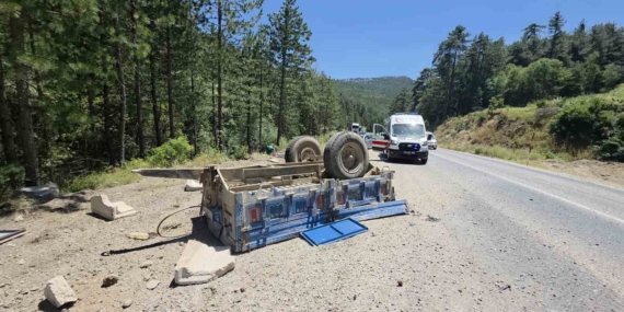 Domaniç’te beton parçaları yüklü traktör vadiye yuvarlandı, sürücüsü yaralandı