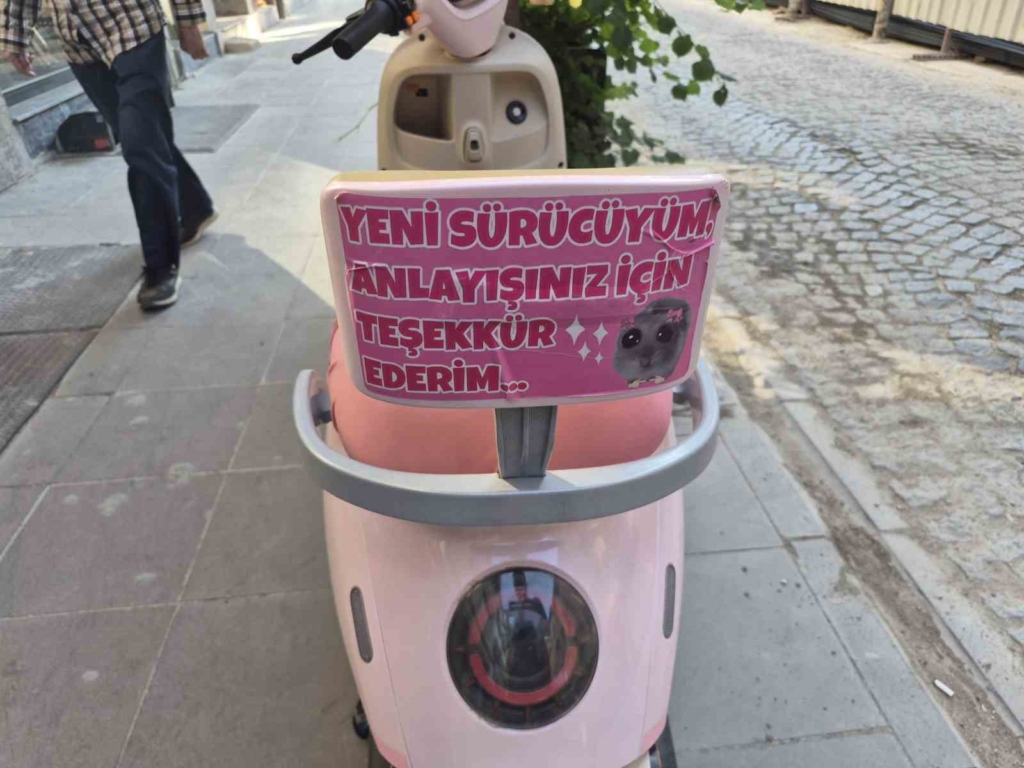 Pembe motosikletin arkasına yapıştırılan ilginç yazı dikkat çekti