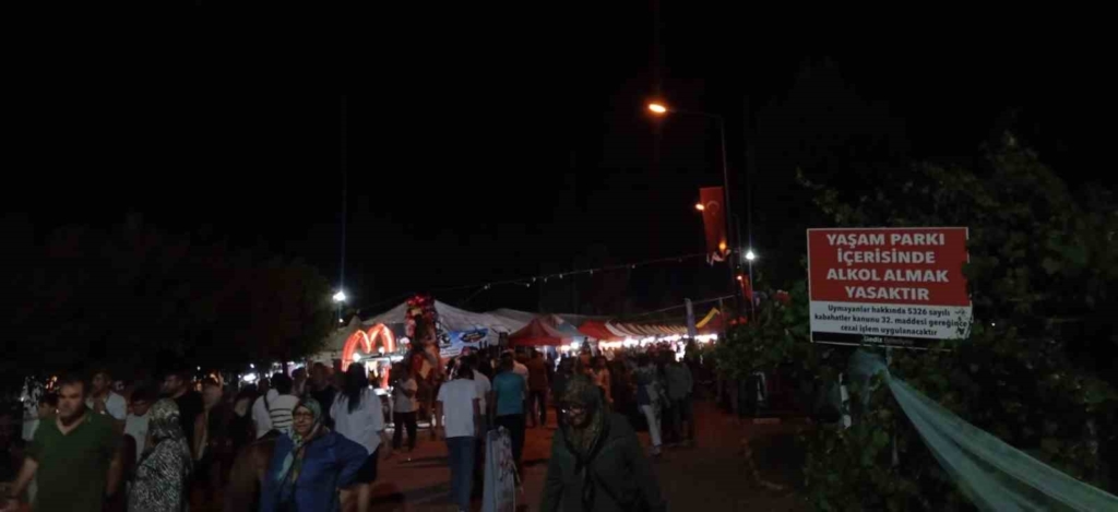 Gediz Tarhana Festivali’nin son gününde festival alanında insan seli