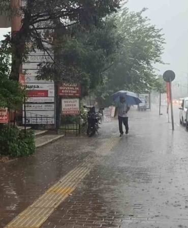 Bursa’da yollar göle döndü, vatandaşlar zor anlar yaşadı
