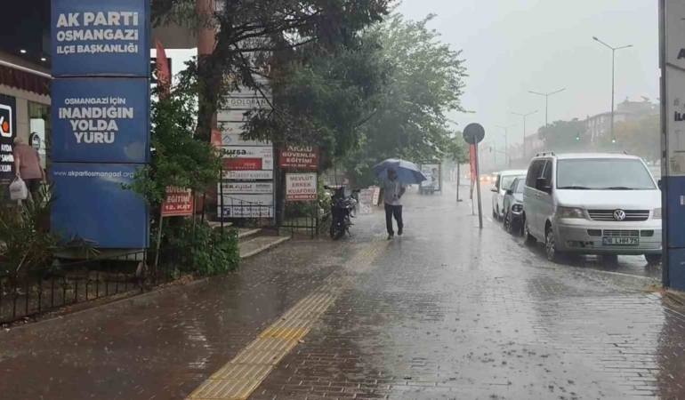Bursa’da yollar göle döndü, vatandaşlar zor anlar yaşadı