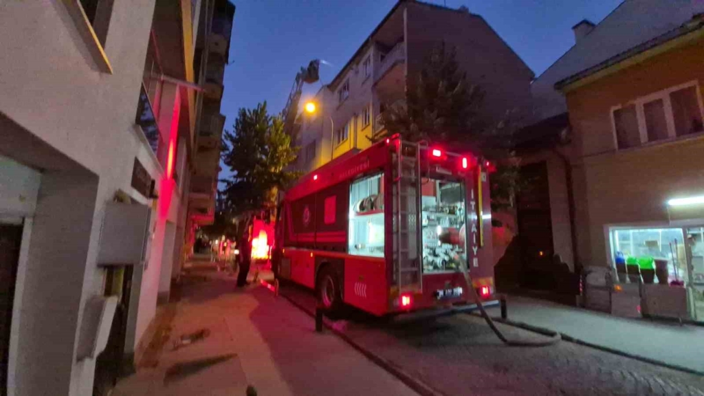 Eskişehir’de 4 katlı binanın çatısında yangın çıktı: Dumandan etkilenenler var
