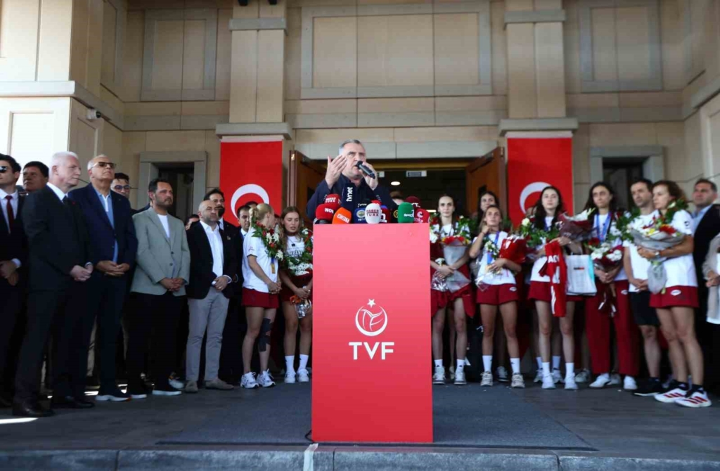 Milletler Ligi şampiyonu A Milli Kadın Voleybol Takımı, Türkiye’ye döndü