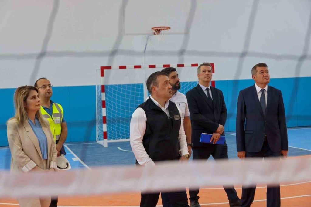 Vali Sözer 8 okuldaki eğitim yatırımlarını sahada inceledi