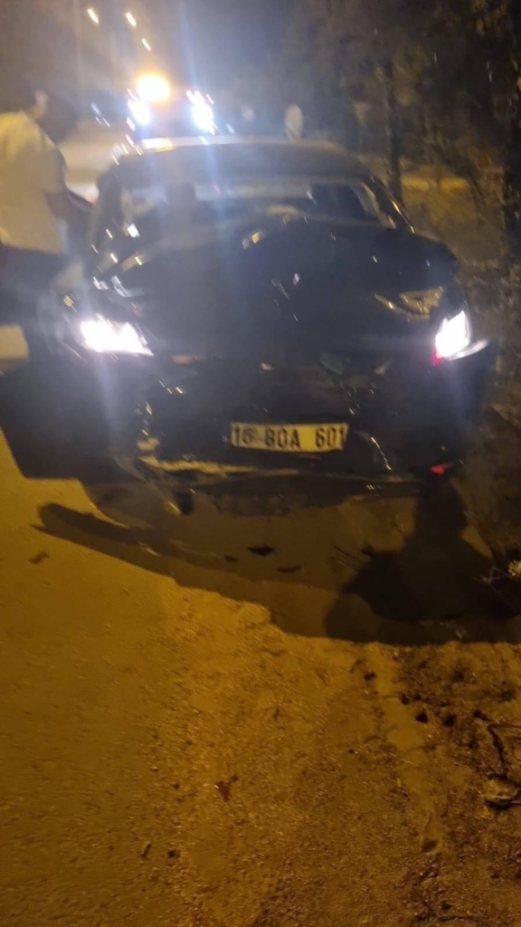 Park halindeki araca çarpan otomobildeki 2 kişi yaralandı