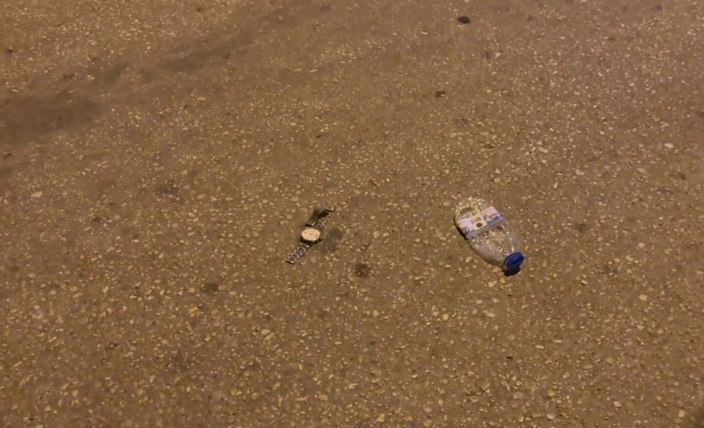 Kavga eden grup polisi görünce dağıldı, geriye kol saati ve kapı kolu kaldı