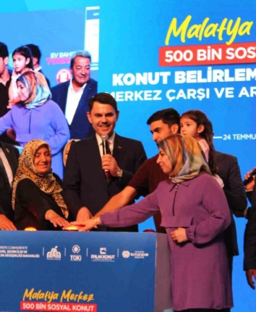 Bakan Kurum: "Deprem bölgesinde son vatandaş evine kavuşana kadar ayrılmayacağız"