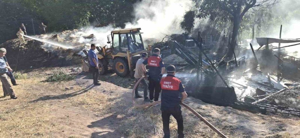 Emet’te ahır ve samanlık yangını: 2 büyükbaş hayvan telef oldu, 400 balya saman yandı