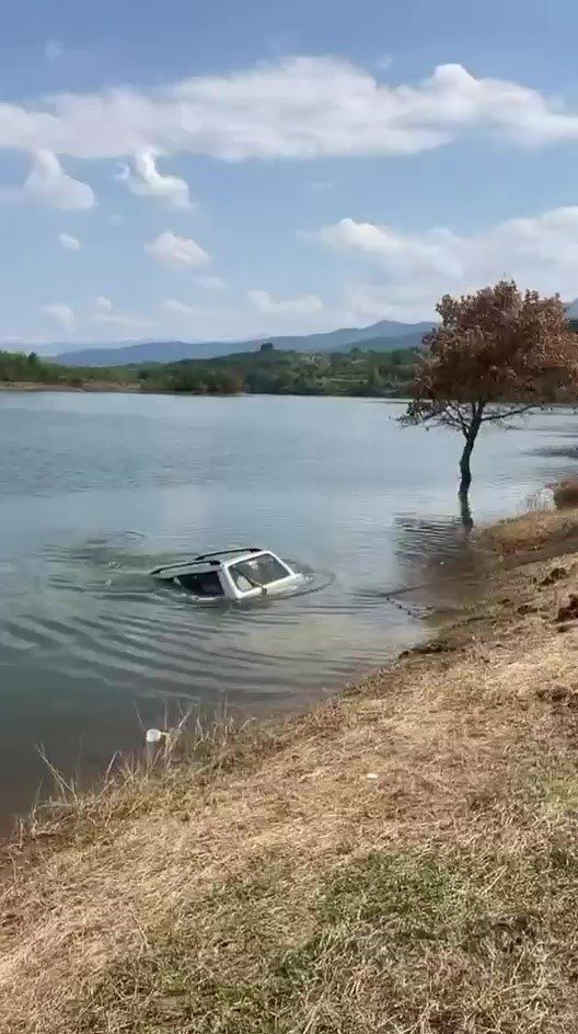 Baraja uçan otomobili 5 metre derinliğe dalıp çıkardı