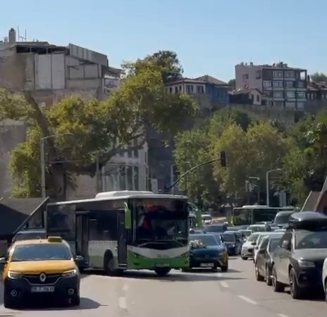 Bursa’da düğün konvoyunun önünü bu sefer otobüs kesti