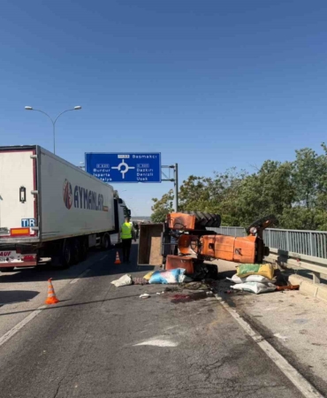 Kazada devrilen traktör sürücüsü hayatını kaybetti