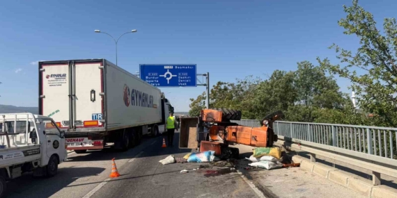 Kazada devrilen traktör sürücüsü hayatını kaybetti