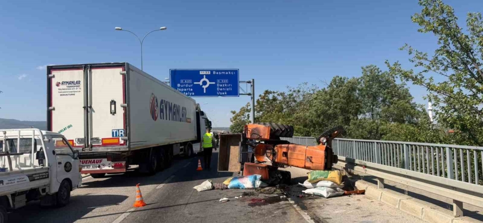 Kazada devrilen traktör sürücüsü hayatını kaybetti