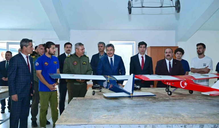 İHA yarışmalarında görev alacak pilotların eğitim gördüğü merkeze Vali Yılmaz’dan ziyaret