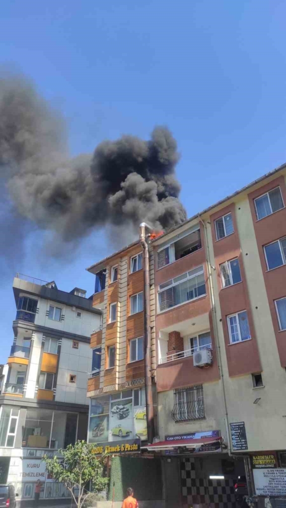 Eyüpsultan’da fırının havalandırma borusunda çıkan yangın çatıya sıçradı