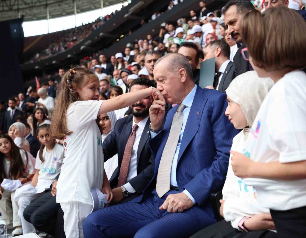 Cumhurbaşkanı Erdoğan: "Gençlerimizin en iyi şekilde yetişmeniz için tüm gücümüzle çalışıyoruz"