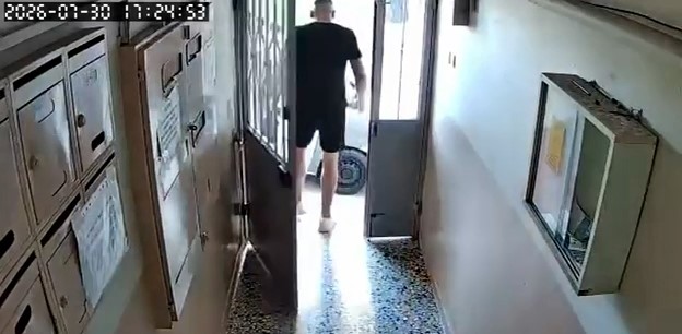 Kurye apartman kapısını tekmeleyerek açtı