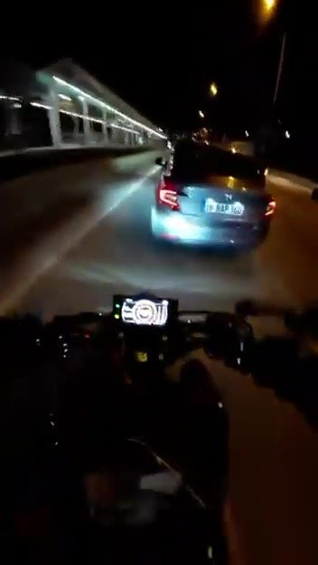 Sollamak isterken otomobile çarptı: Motosikletteki 2 kişi ölümden döndü