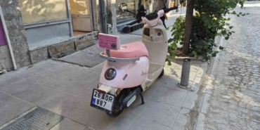 Pembe motosikletin arkasına yapıştırılan ilginç yazı dikkat çekti
