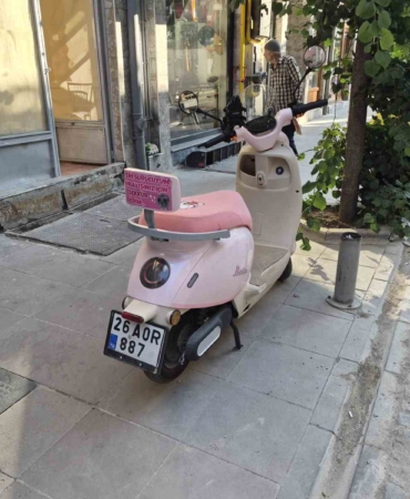 Pembe motosikletin arkasına yapıştırılan ilginç yazı dikkat çekti