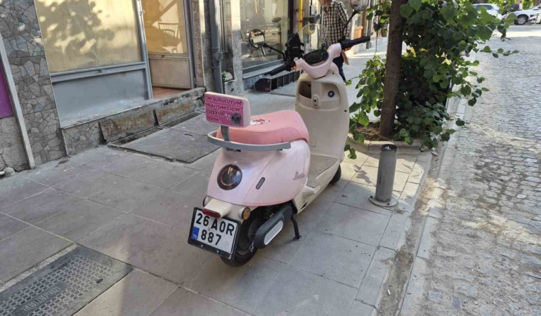 Pembe motosikletin arkasına yapıştırılan ilginç yazı dikkat çekti