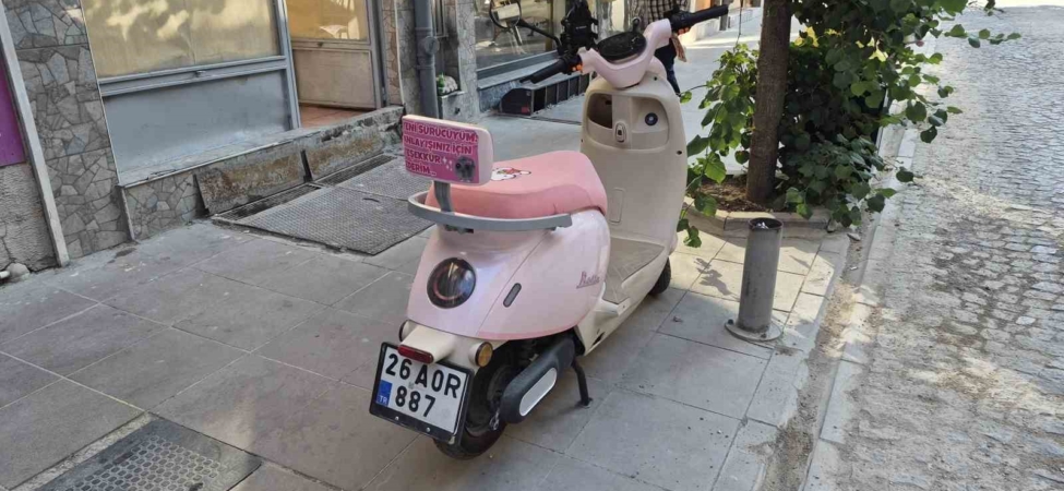 Pembe motosikletin arkasına yapıştırılan ilginç yazı dikkat çekti