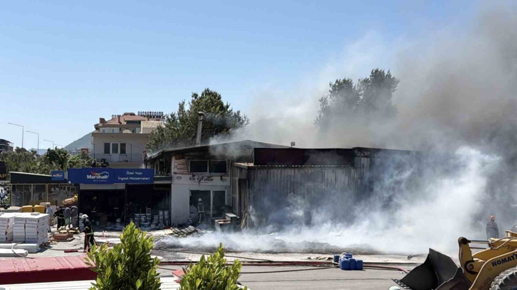 Gazipaşa’da inşaat malzemeleri deposundaki yangın kontrol altına alındı